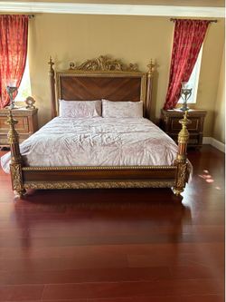 Pulaski Bellissimo king bed is made of hardwood with mahogany finishes and gold