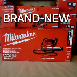 Milwaukee
M18 18V Lithium-Ion Cordless Grease Gun 2-Speed with (1) 1.5Ah Batteries, Charger, Tool Bag