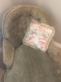 upholstered chaise longue with a fringe skirt