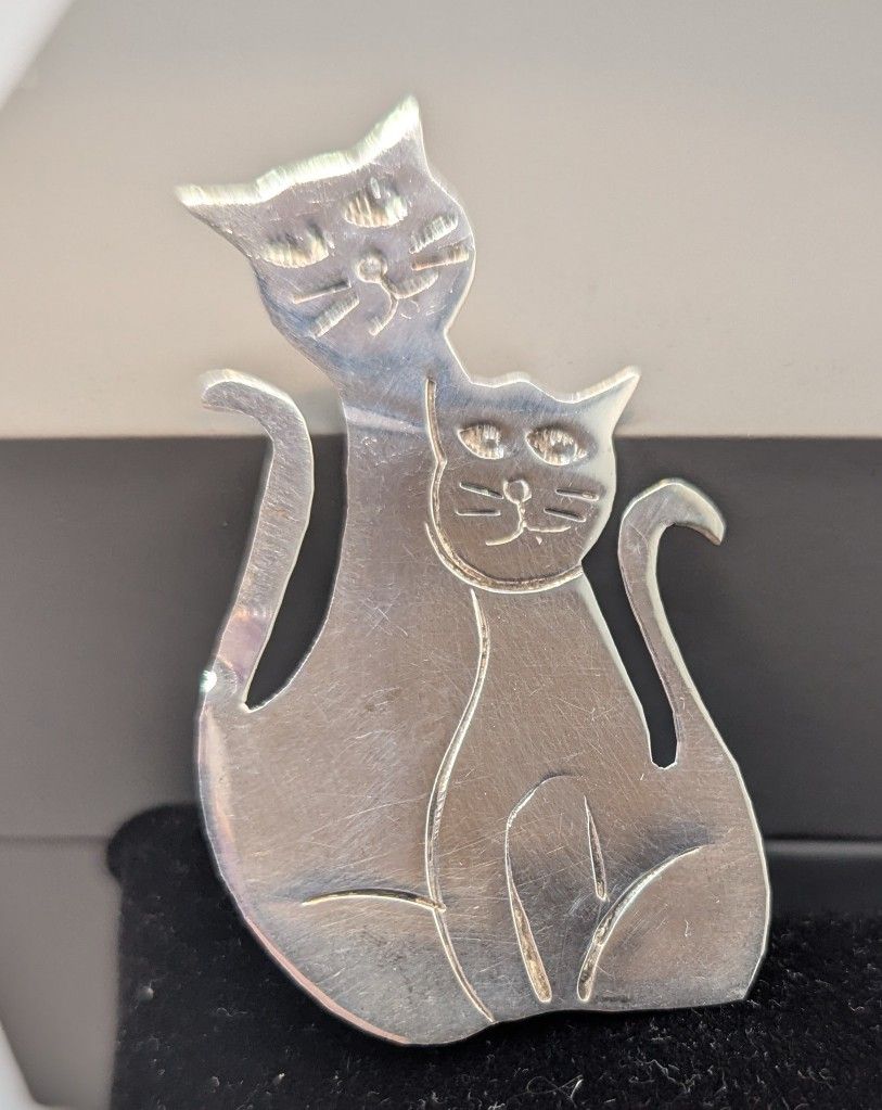 Darling Vintage Sterling Silver Cat Pin.