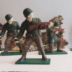 Metal Blue Box Toys WWII Army Soldier Figures with plastic backdrop