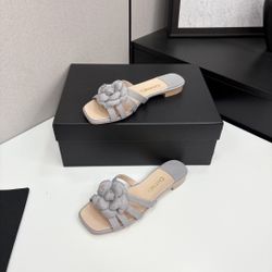 A pair of women's classic versatile slippers