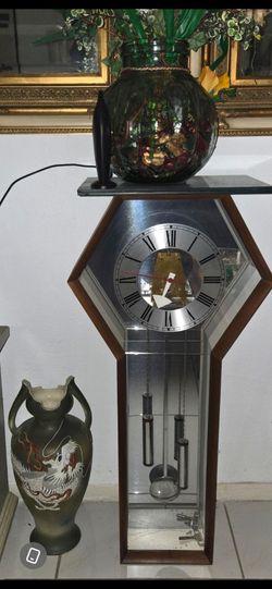 Rare Howard Miller #681 George Nelson Mid Century Wall Clock, fully working. Rare Howard Miller #681 wall clock designed by George Nelson, 36"H x17"W 