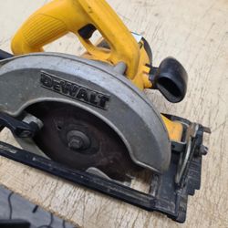 DEWALT

15 Amp Corded 7-1/4 in. Lightweight Circular Saw

