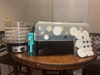 Mushroom dehydrator and mushroom boomer box with fan included. Like New only used oncr.