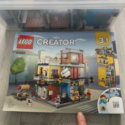 LEGO Creator 3 in 1 Townhouse Pet Shop & Café 31097