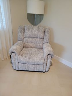 Brand new recliner newer used pet smoke kid free home paid $899 plus tax Gray