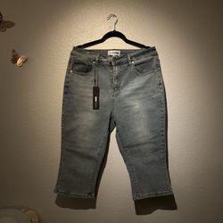 ♡14-plus light wash capris