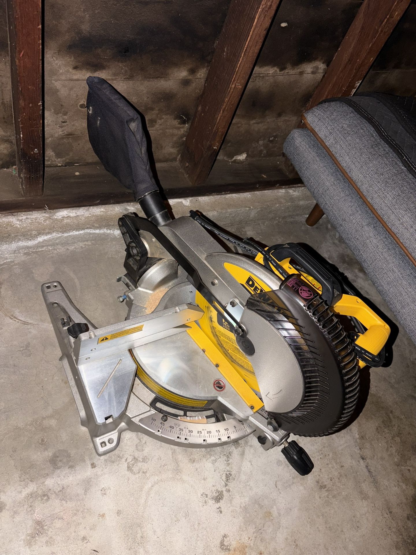 DEWALT DWS715 Compound Miter Saw 12”