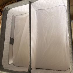 Twin Bassinet With Extra Set Of Sheets 