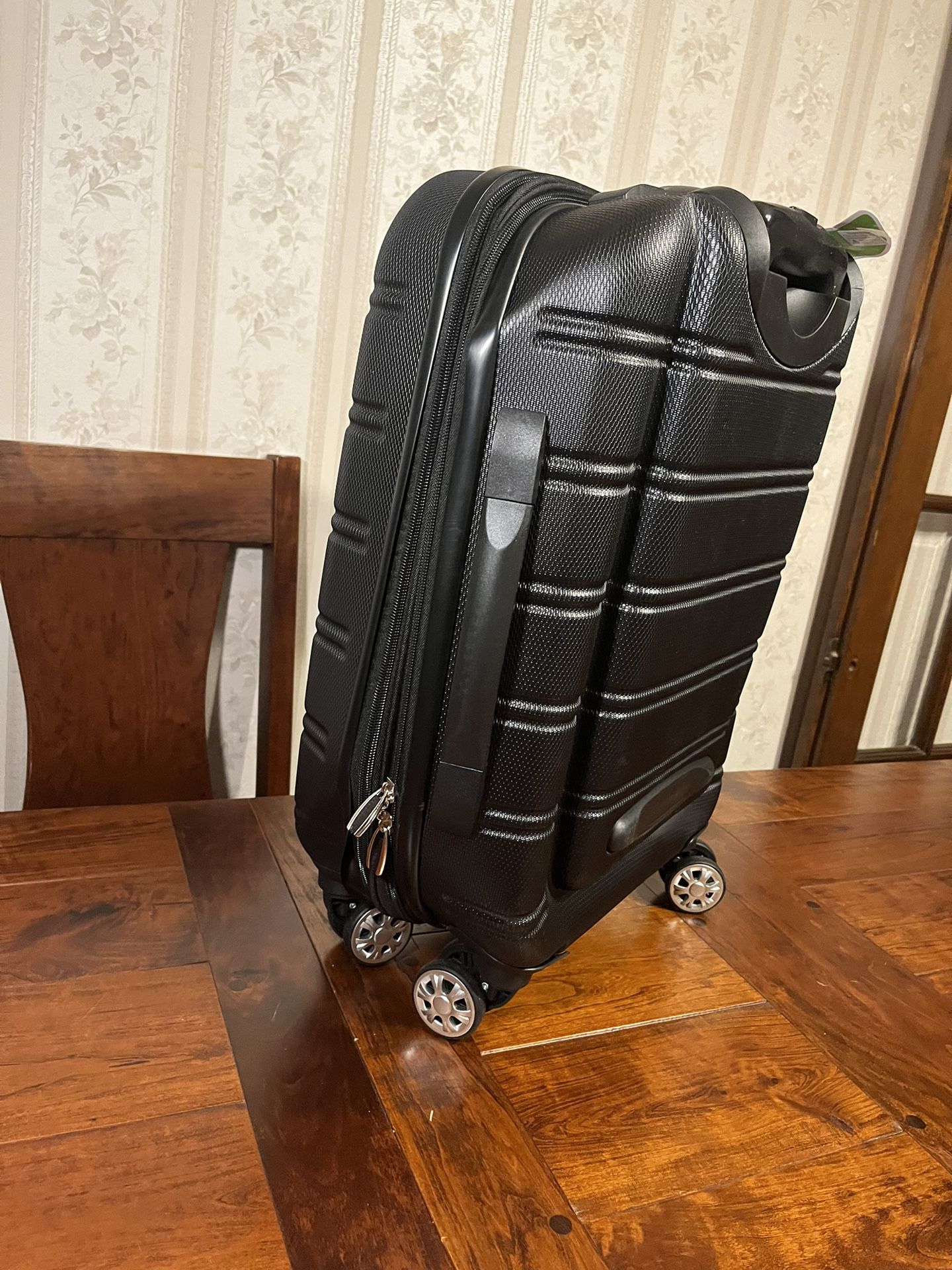 Hardside Expandable Spinner Wheel Luggage, Black, Carry-On 20-Inch 9/10 condition. Never used. 