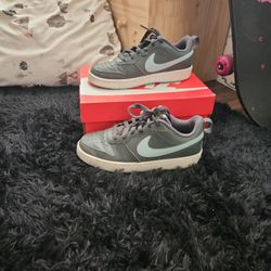 Nike Court Borough Size 4y