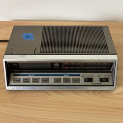 Vintage GENERAL ELECTRIC 7-4663A Battery Backup Touch Control Alarm CLOCK RADIO