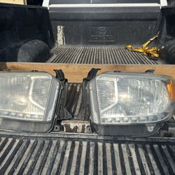 2015 Toyota Tundra Headlights With Halogen Light Bulbs In Life’s