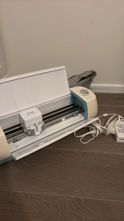 Cricut explore air with all original accessories and dust bag