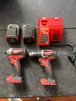 1/4 hex impact driver and drill milwaukee set with two batteries