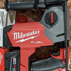 MILWAUKEE M18 FUEL 18-VOLT LITHIUM ION BRUSHLESS CORDLESS  1-IN SDS-PLUS  ROTARY HAMMER   WITH   5.0 AH  LITHIUM-ION  XC EXTENDED CAPACITY   RESISTANT