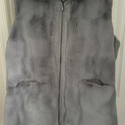 NEW VIA SPIGA Women's Grooved Faux Fur Hooded Vest size XL (cash & pick up only)