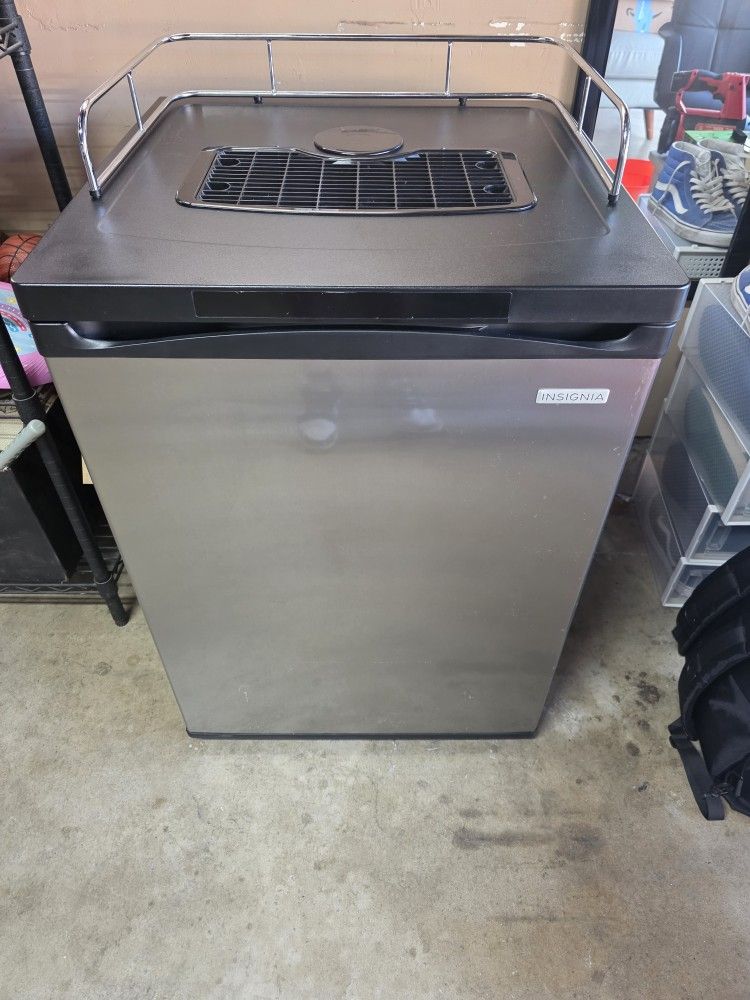 Insignia - 5.6 Cu. Ft. 1-Tap Beverage Cooler Kegerator - Stainless steel