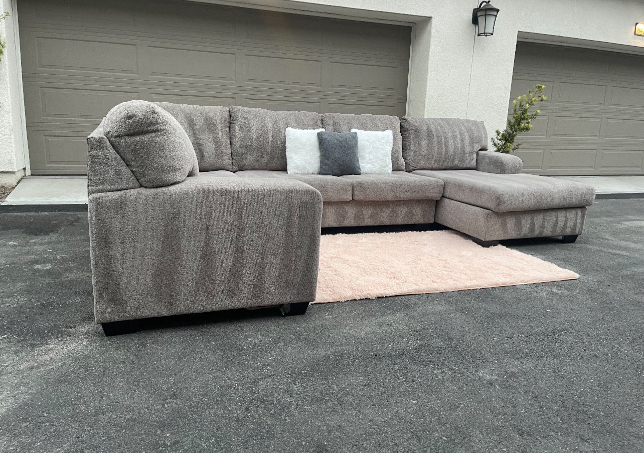 Huge Light Grey Sectional Couch Sofa From Ashley Furniture In Excellent Condition - FREE DELIVERY 🚛