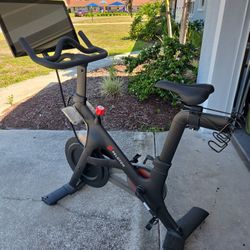 Peloton Bike – Excellent Condition w/ Screen (Original Model)