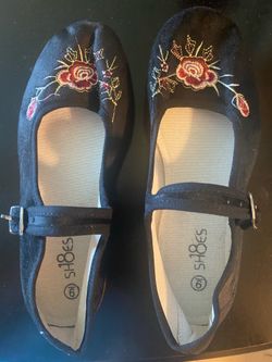 Embroidered rose Mary Jane flats