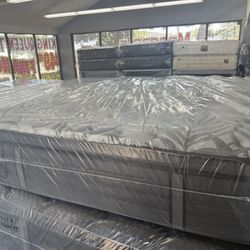 QUEEN SIZE SEALY POSTUREPEDIC PLUS PILLOW TOP MATTRESS & BOX SPRING BED SET