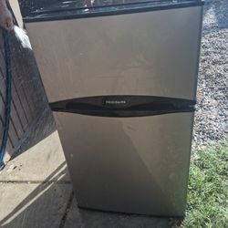 Frigidaire Refrigerator 