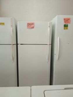 Kenmore refrigerator white ex large excellent condition . Warranty . Delivery available . 2203 Fowler st. Ft. Myers 33901