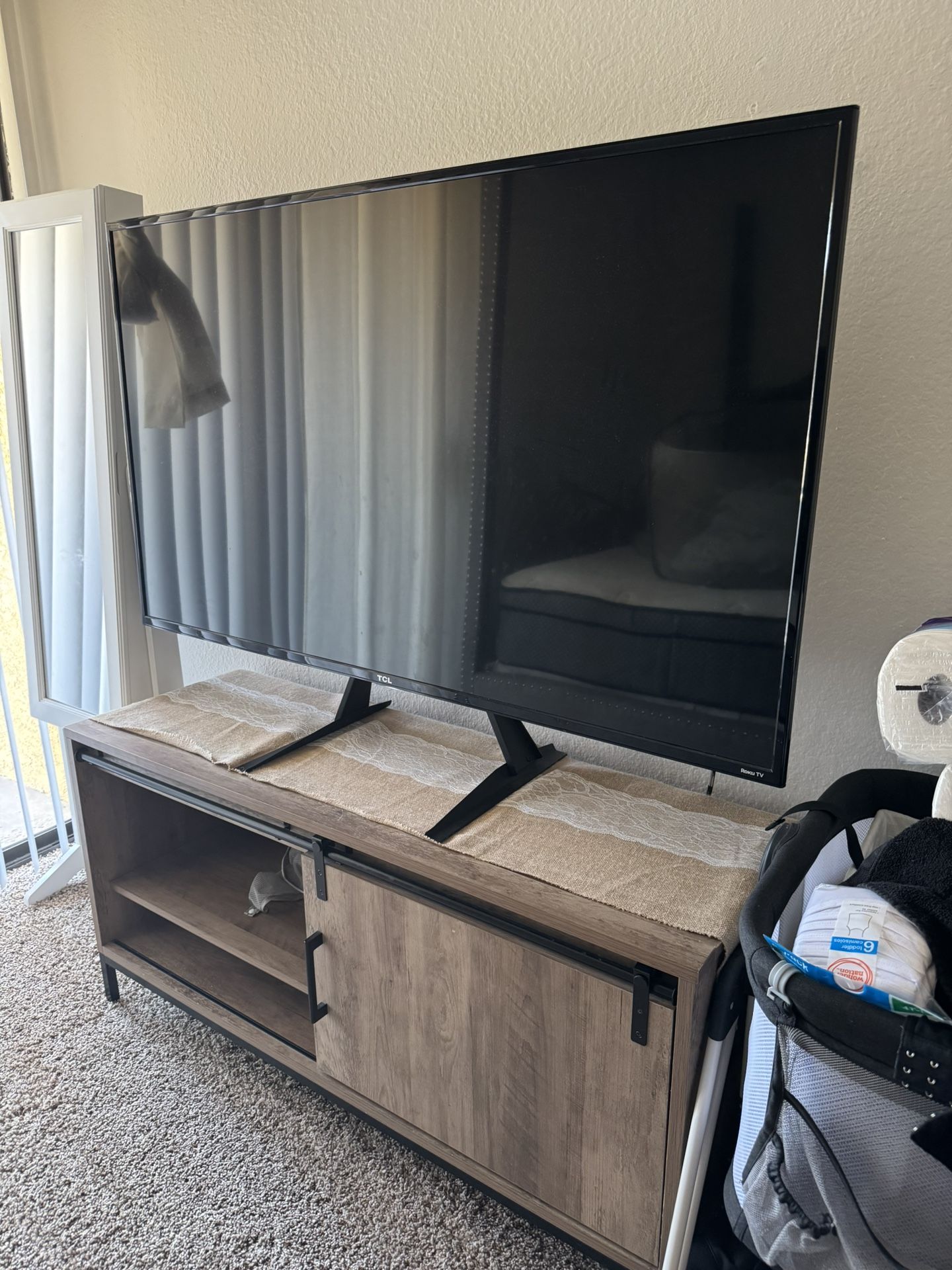 50inch TLC Roku TV with remotes xxl