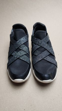 Women Black Criss-Cross Slip-On Sneakers Size 7