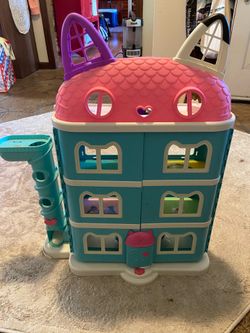 Gabby cat doll house