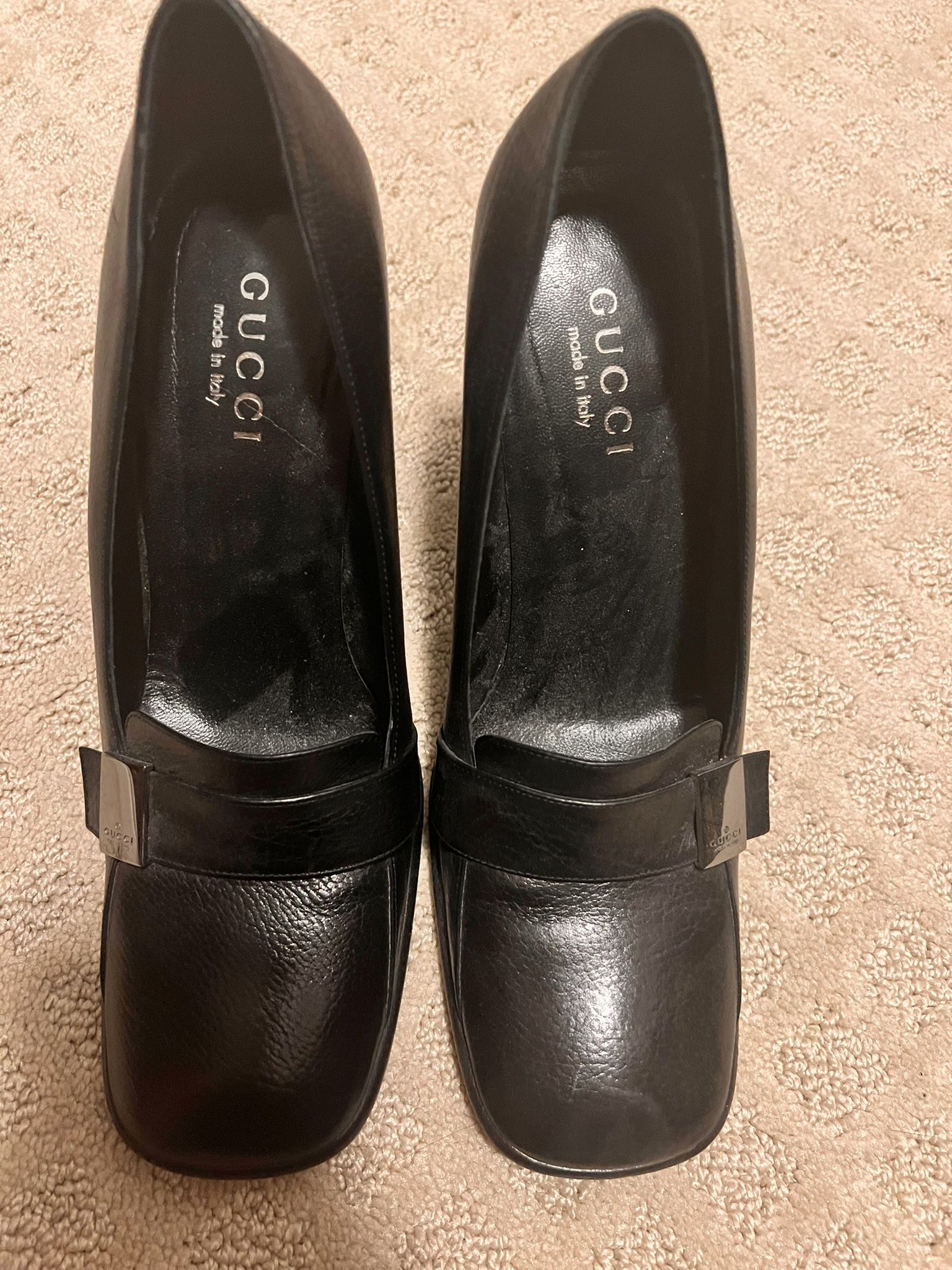 Gucci black leather pumps in great condition