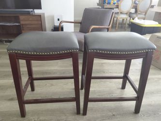 2 nice clean bar stools