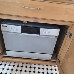 Mini dishwasher
