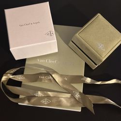  Van Cleef & Arpels Empty Suade Jewelry Case and Box with Booklet and Ribbon With Paper Bag