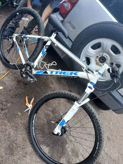 bike 60$ obo (collectors trek bike)