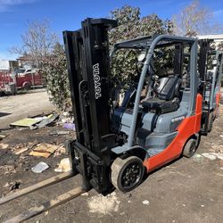 Toyota Forklift 8FGCU25 5,000 LBS LIFT