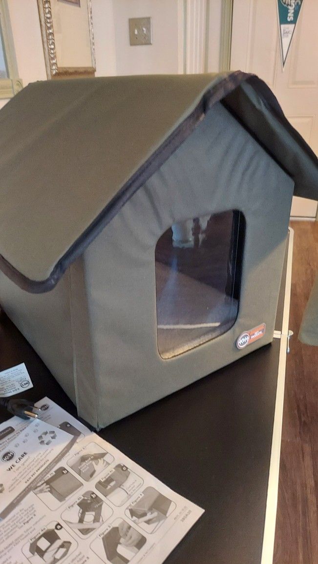 Portable thermo heated pet house.
