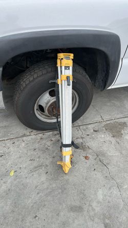DEWALT DW0733 1/4-Inch Elevated Laser Level Tripod - Excellent Condition