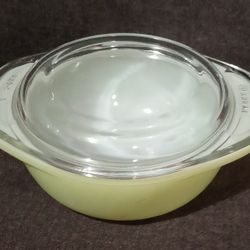 Small Vintage Pyrex Dish With Lid