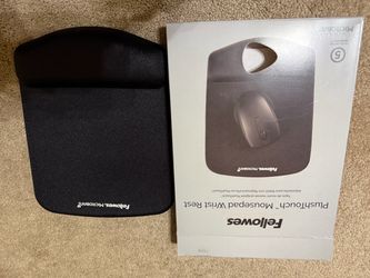 Fellowes PlushTouch Mousepad with Wrist Rest