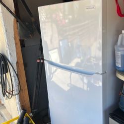 Frigidaire 18.3-cu ft Top-Freezer Refrigerator ( White )