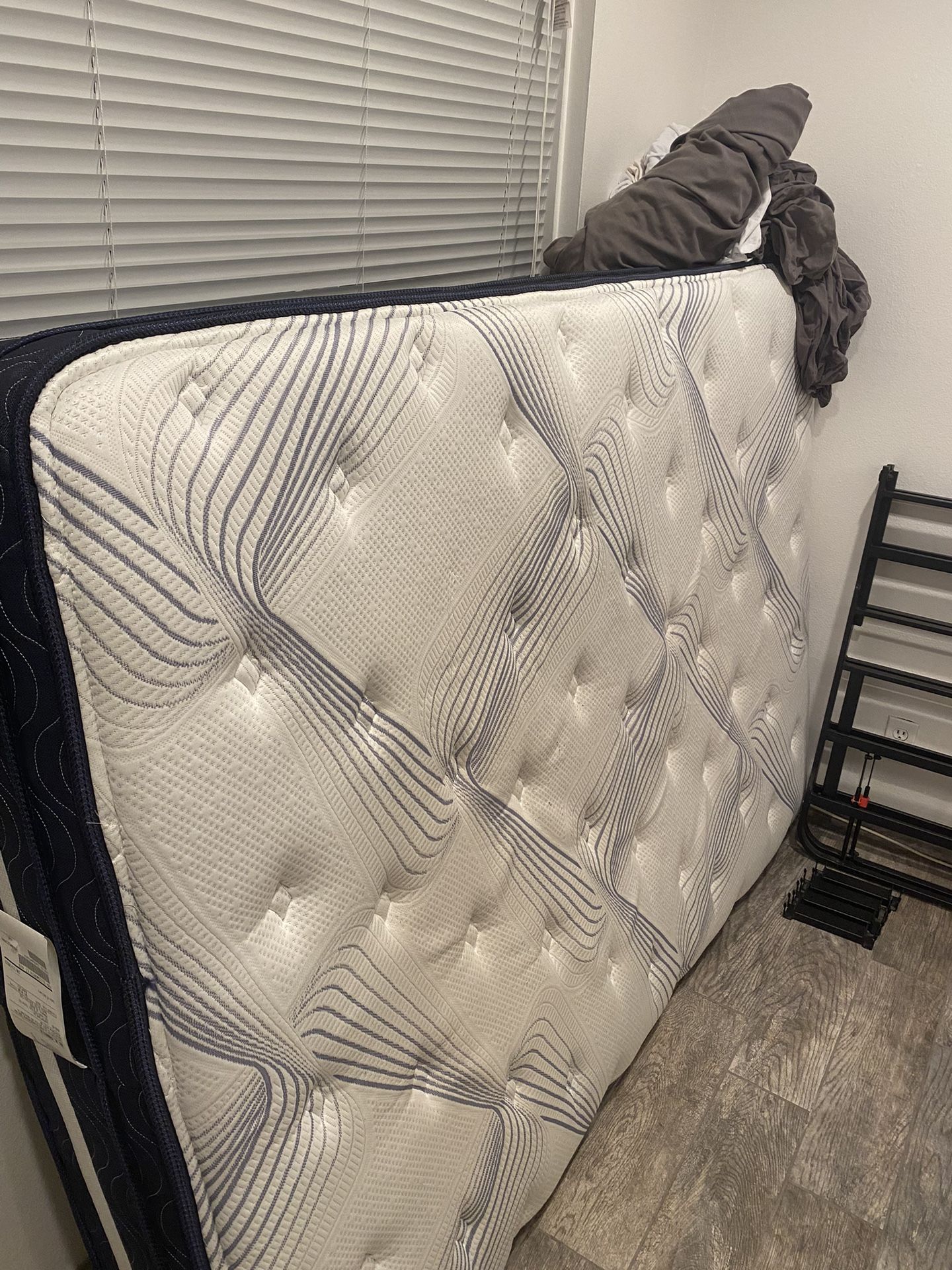Full Matress + Portable Bed-frame, 2 fitted sheets and protector