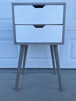 One Night Stand
Great Work
In good condition
Dimensions: 16”(W)x12”(D)x28”(H)
Will pick up in North Fontana