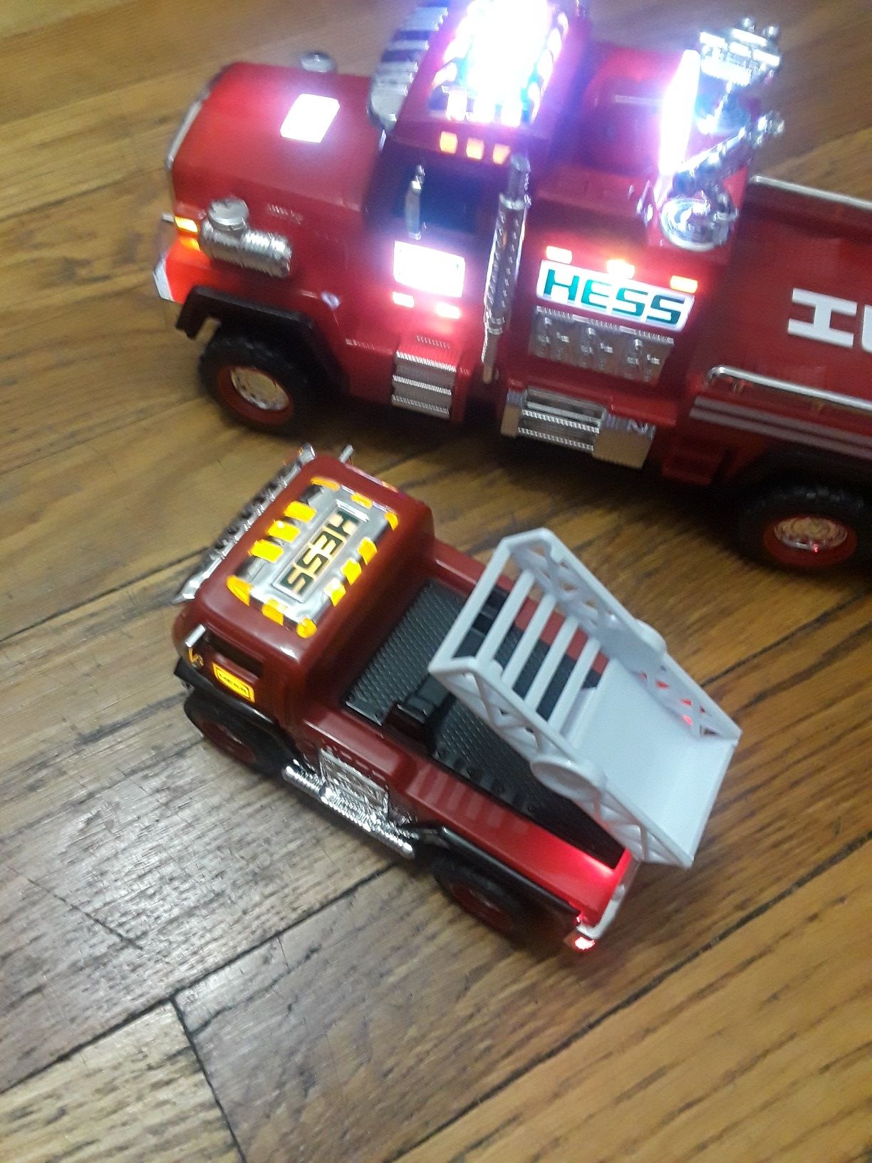 Hess 2015 51st Collectible Toy Fire Truck & Ladder Rescue