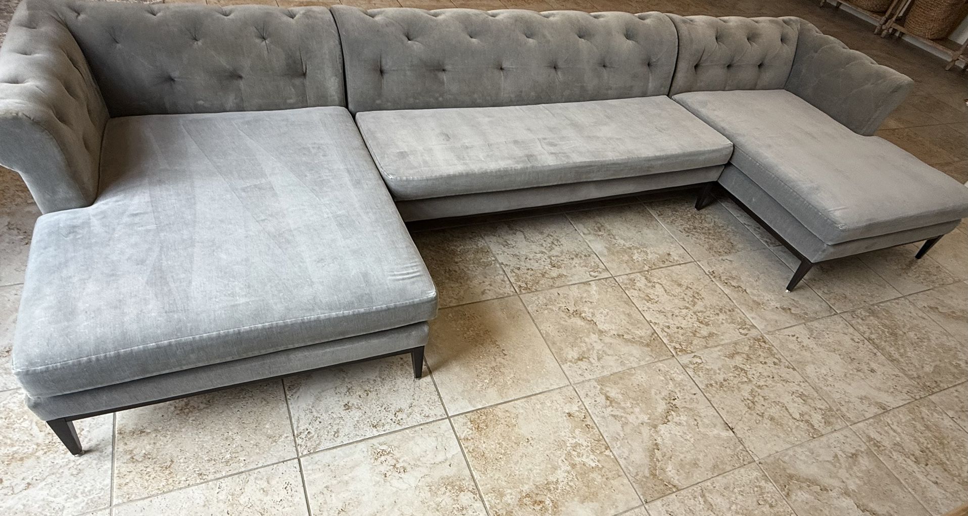 RH U Shape Chesterfield Sectional