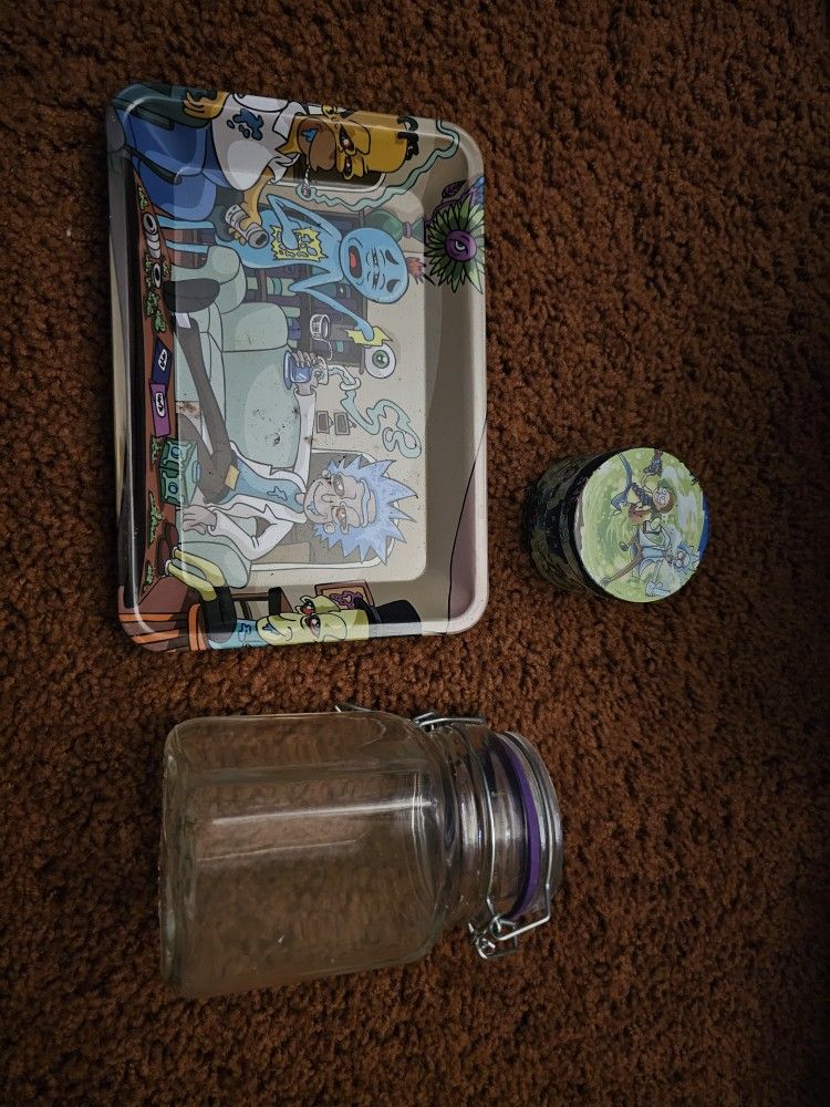 Rick & Morty Grinder, Plate, an regular mason jar
