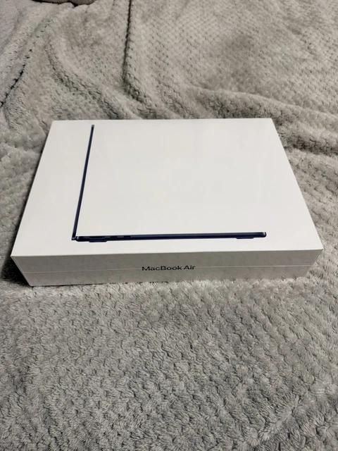 MacBook Air 13.6" (2025) - M4, 256GB, 16GB RAM, Midnight - SEALED