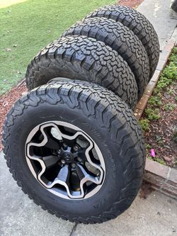 Dodge ram Trx rims and tires 35x12.50R18